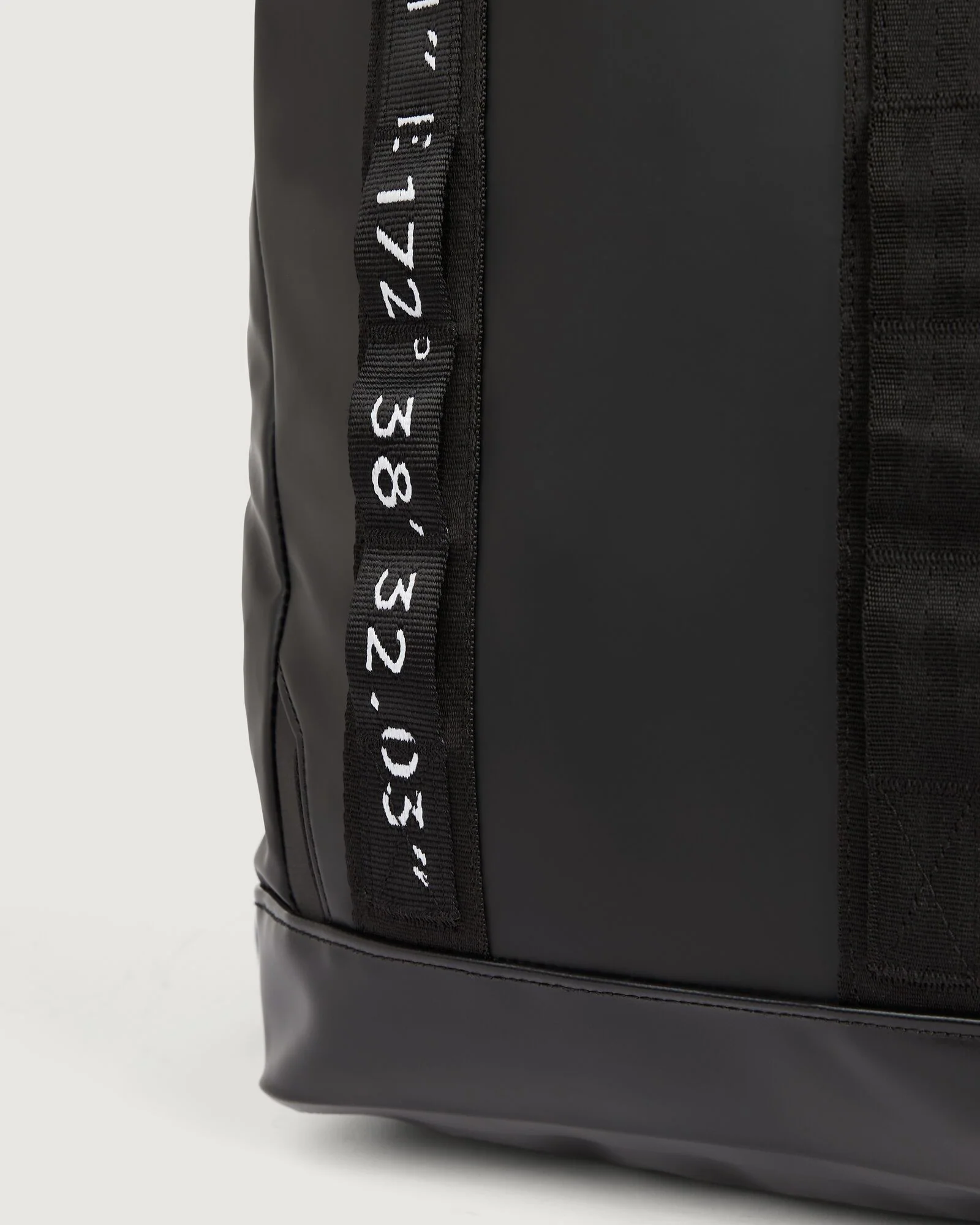 Amphi Backpack - 16L - Black Stingray - Image 9