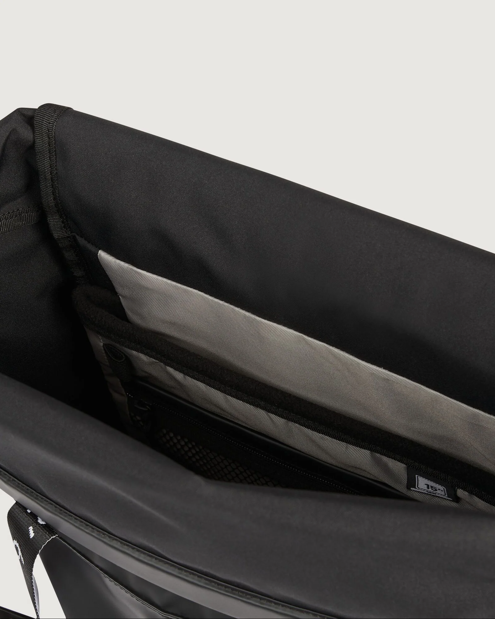 Amphi Roll Top - 18L - Black Stingray - Image 5