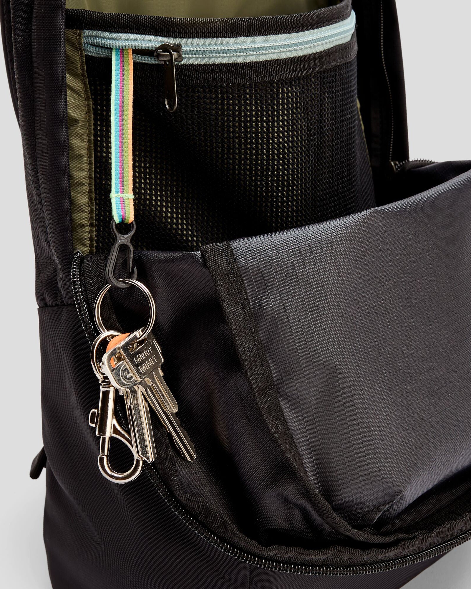 Axon Everyday Backpack - 18L - Black Stingray - Image 3