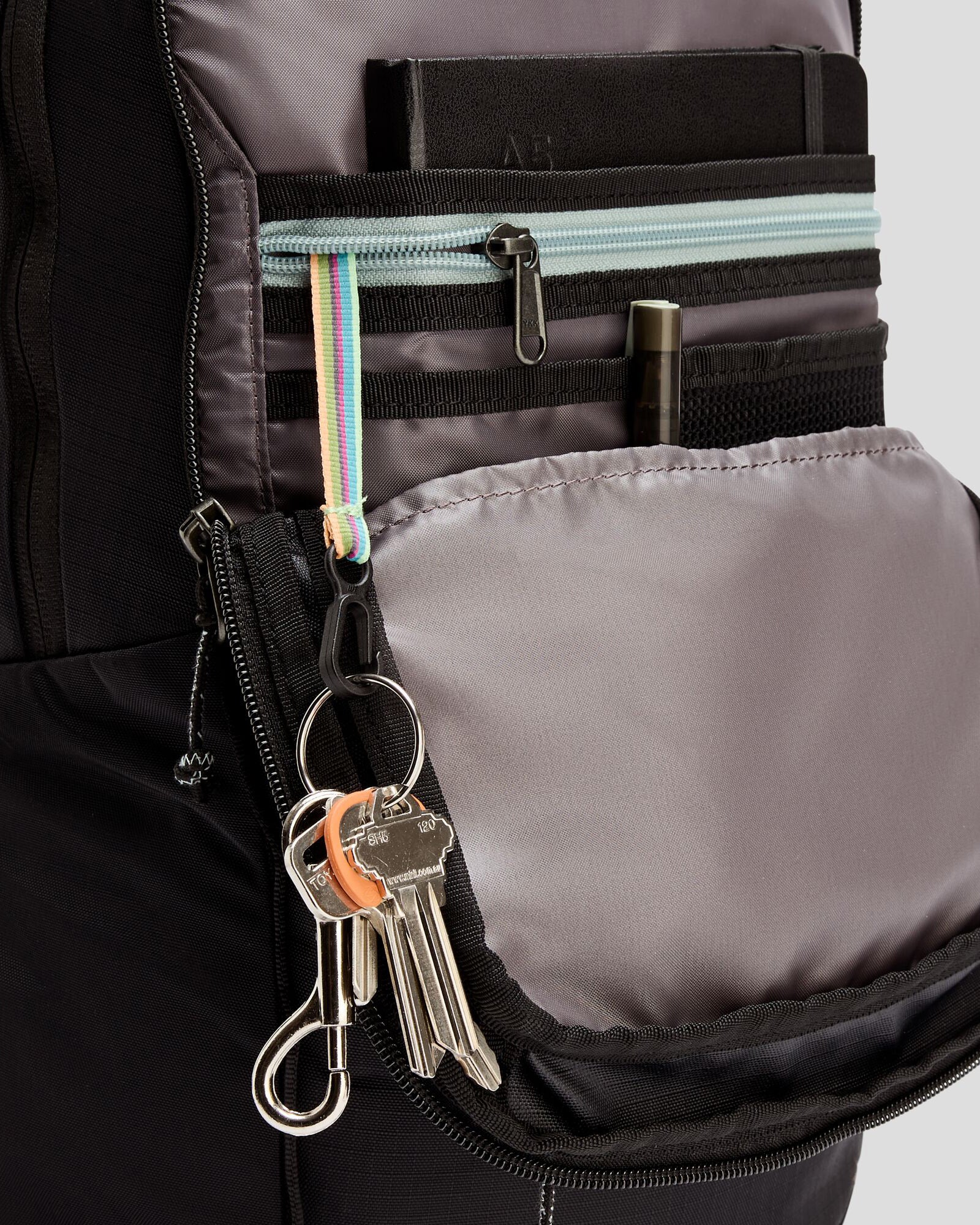 Axon Everyday Backpack - 25L - Black Stingray - Image 4