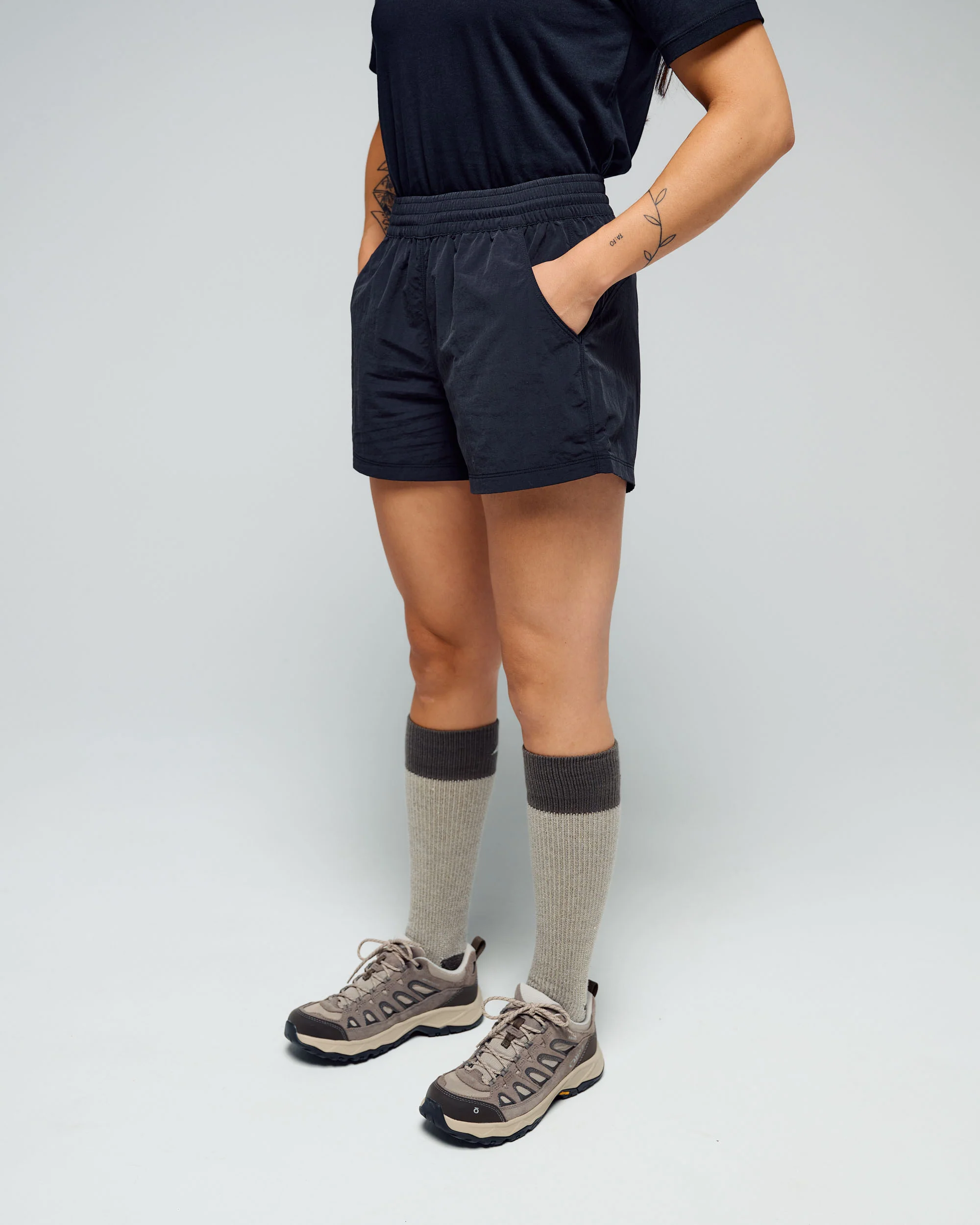 Women's EVRY-Day 4 inch Shorts - Black - Image 2