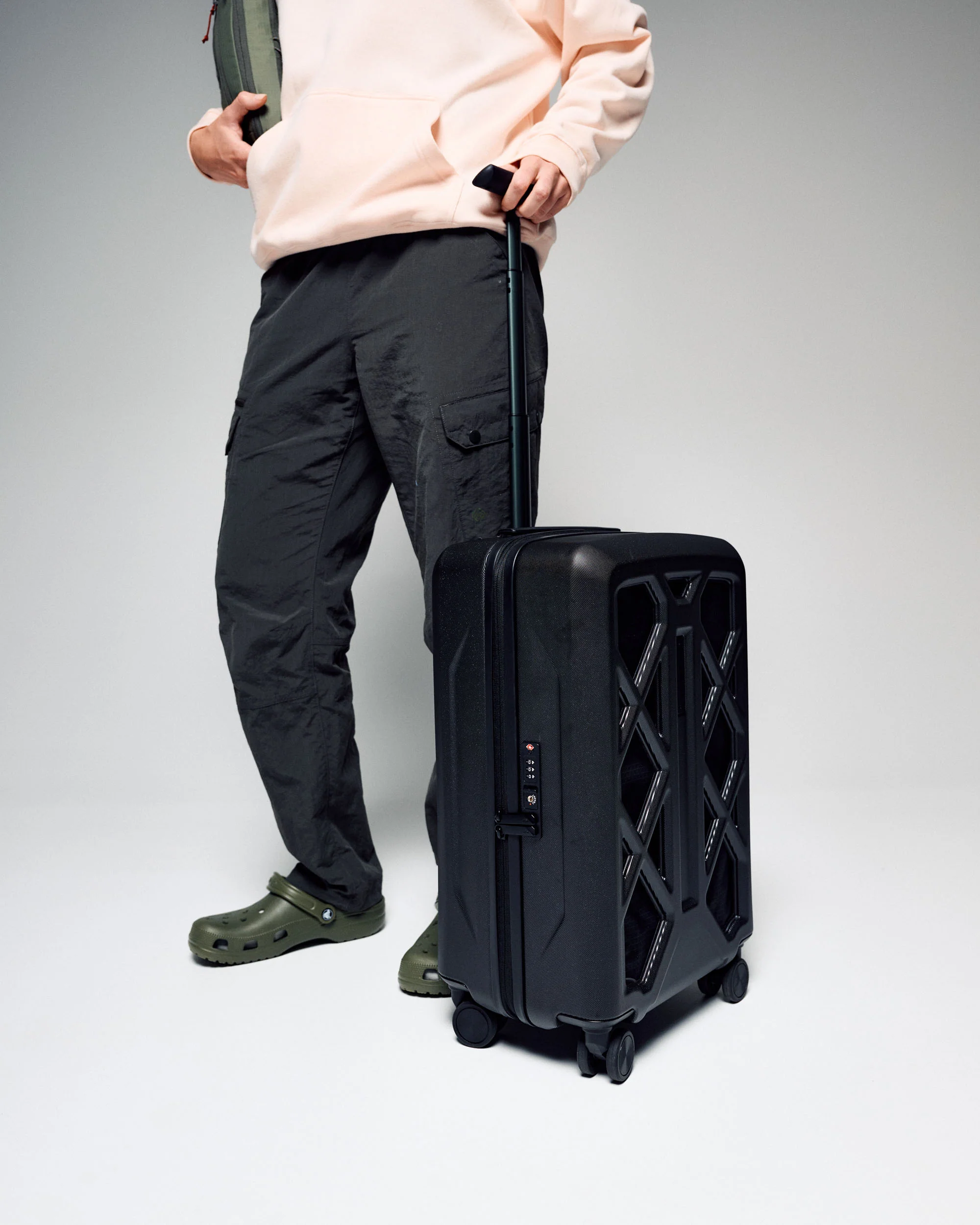 Feather Flight Carry-On Spinner - 40L - Black Stingray - Image 7