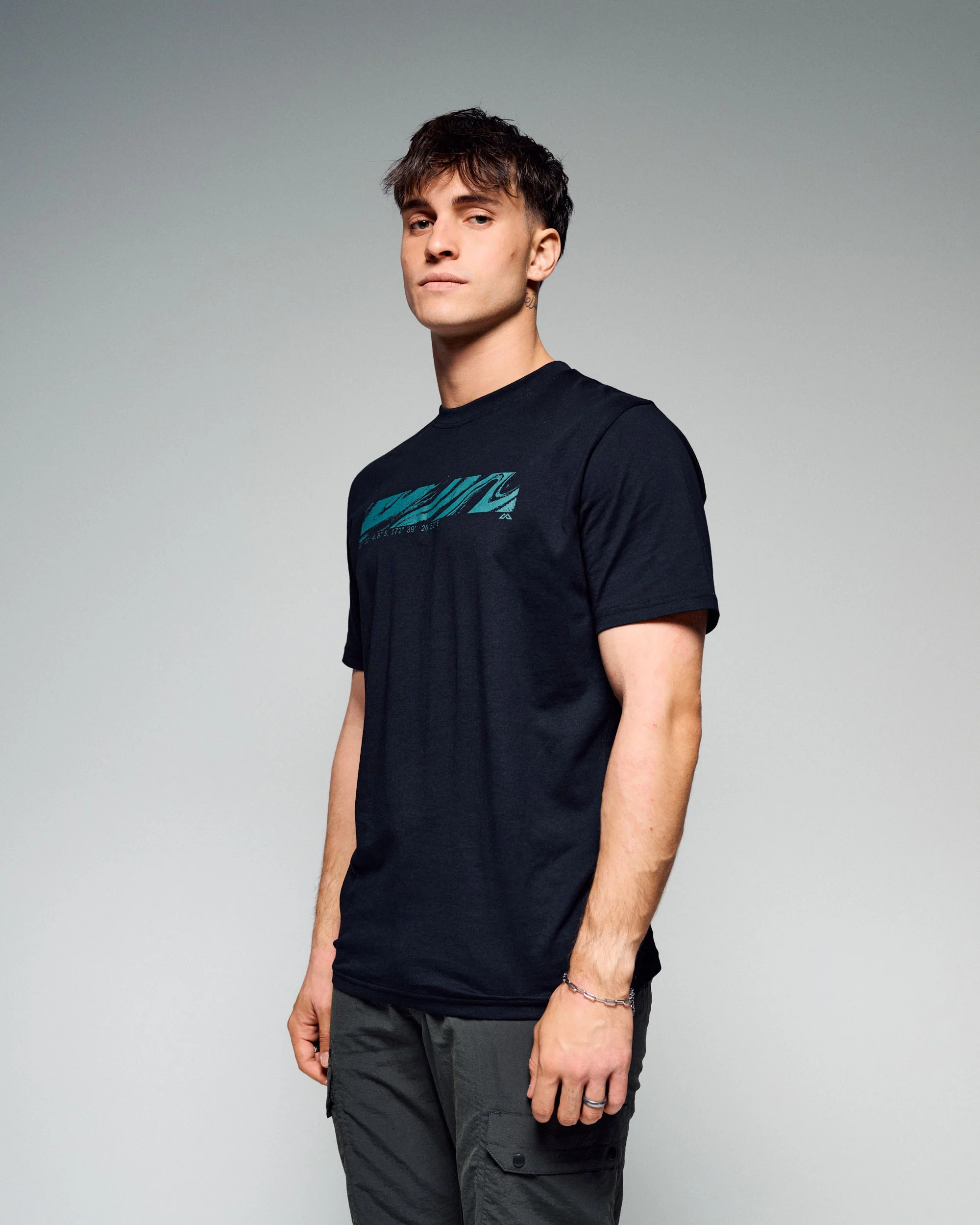 Men's Braided River Organic Cotton T-Shirt -  Black Stingray - Image 2