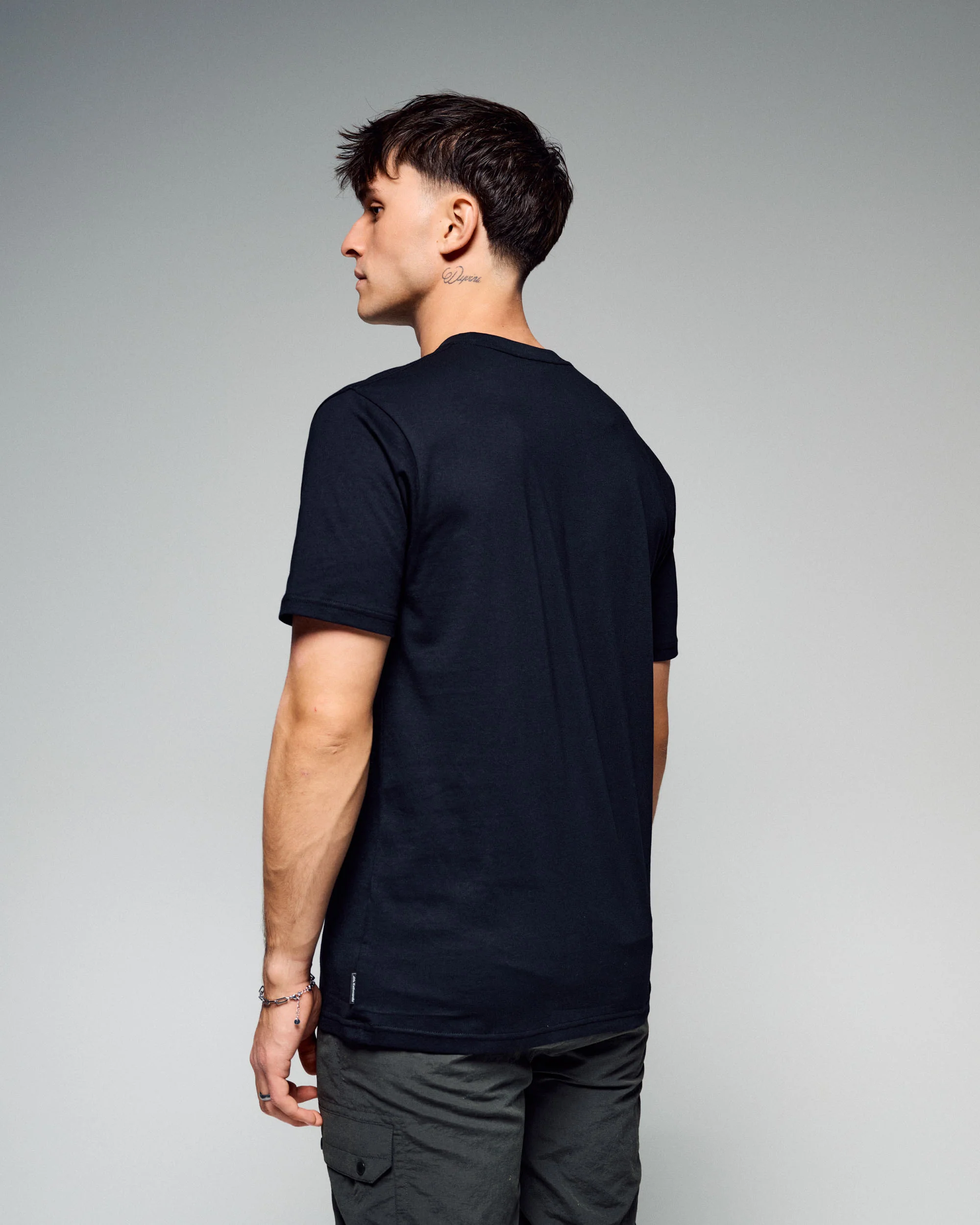 Men's Braided River Organic Cotton T-Shirt -  Black Stingray - Image 3