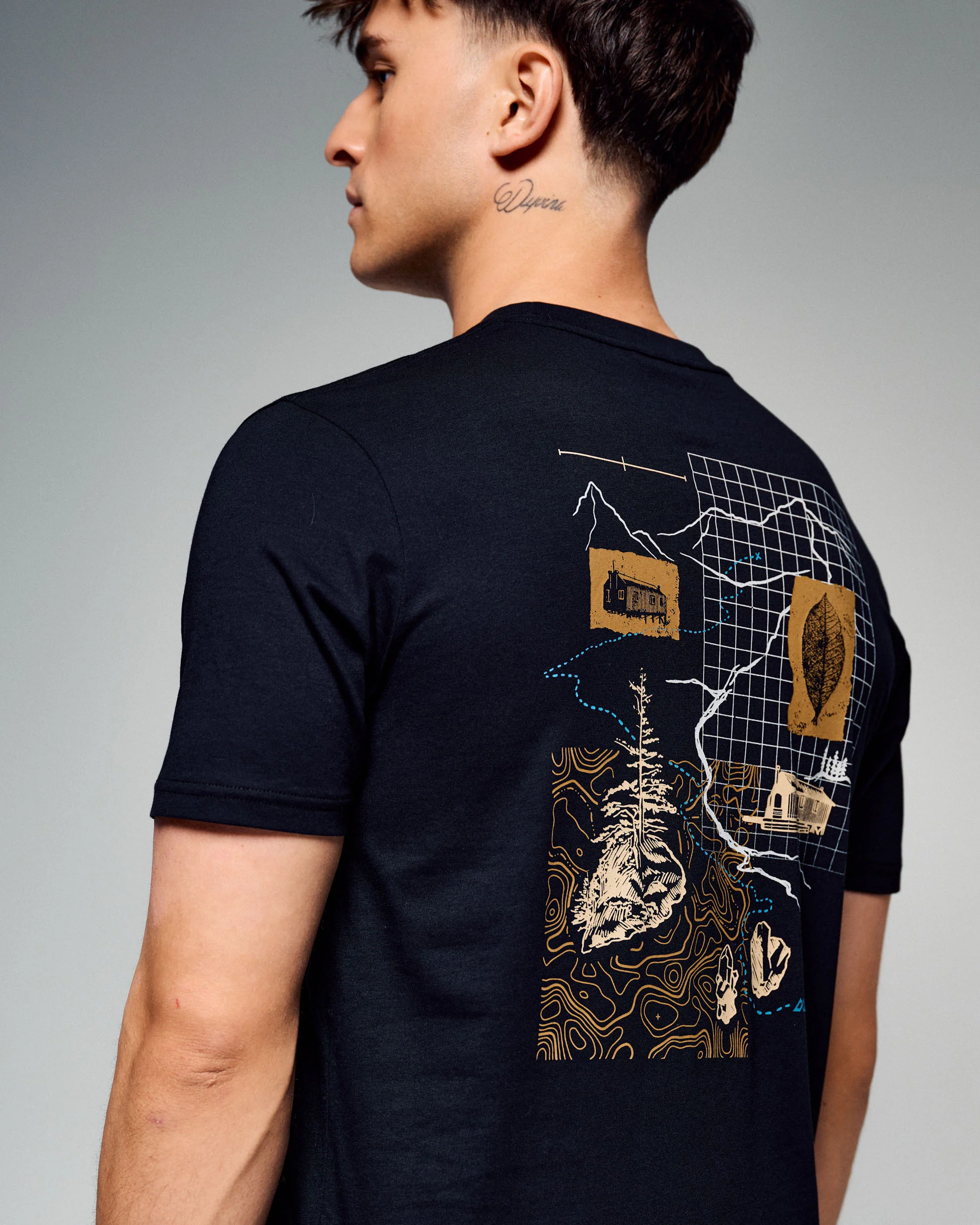 Men's On The Trail Organic Cotton T-Shirt -  Black Stingray - Image 4