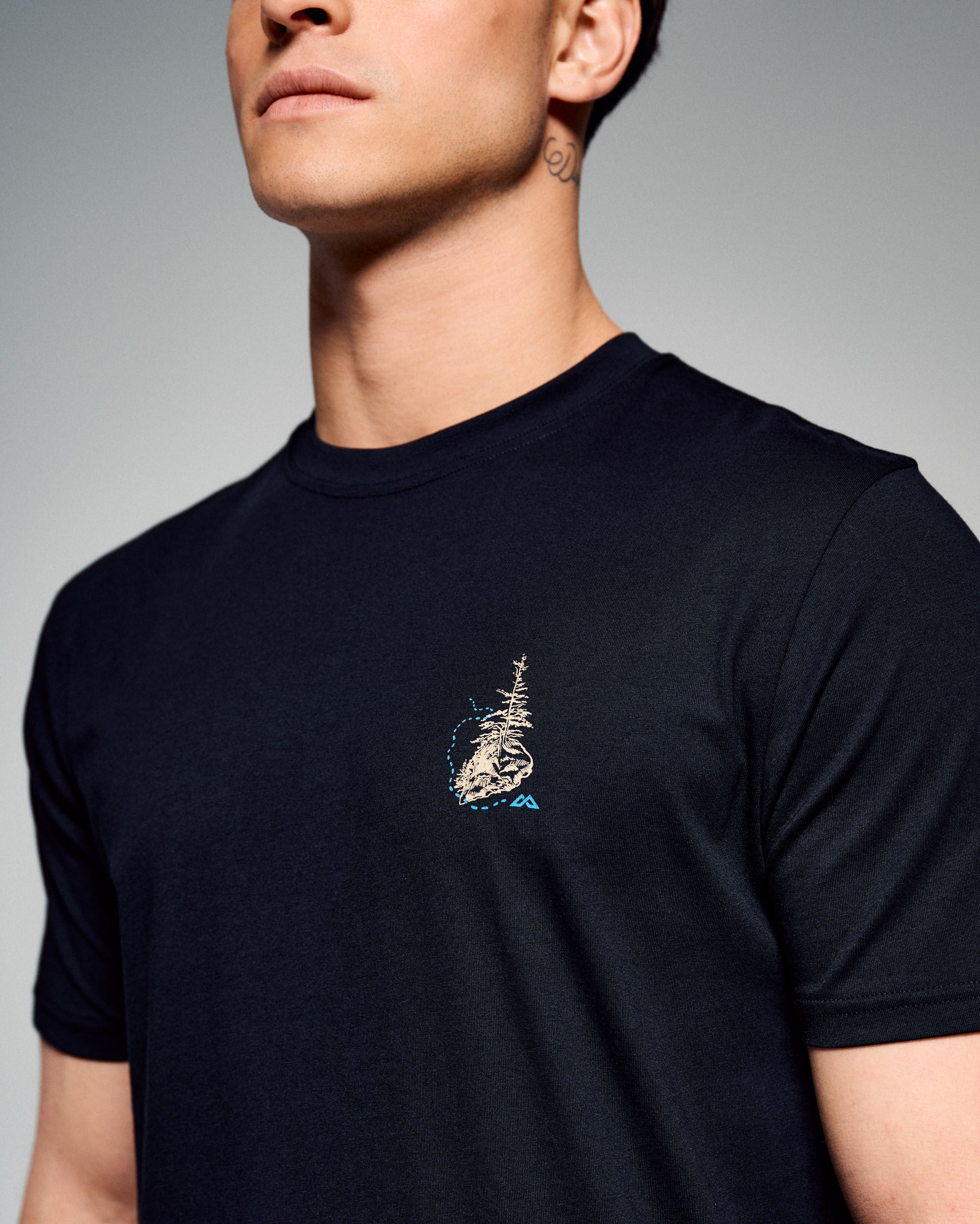 Men's On The Trail Organic Cotton T-Shirt -  Black Stingray - Image 5