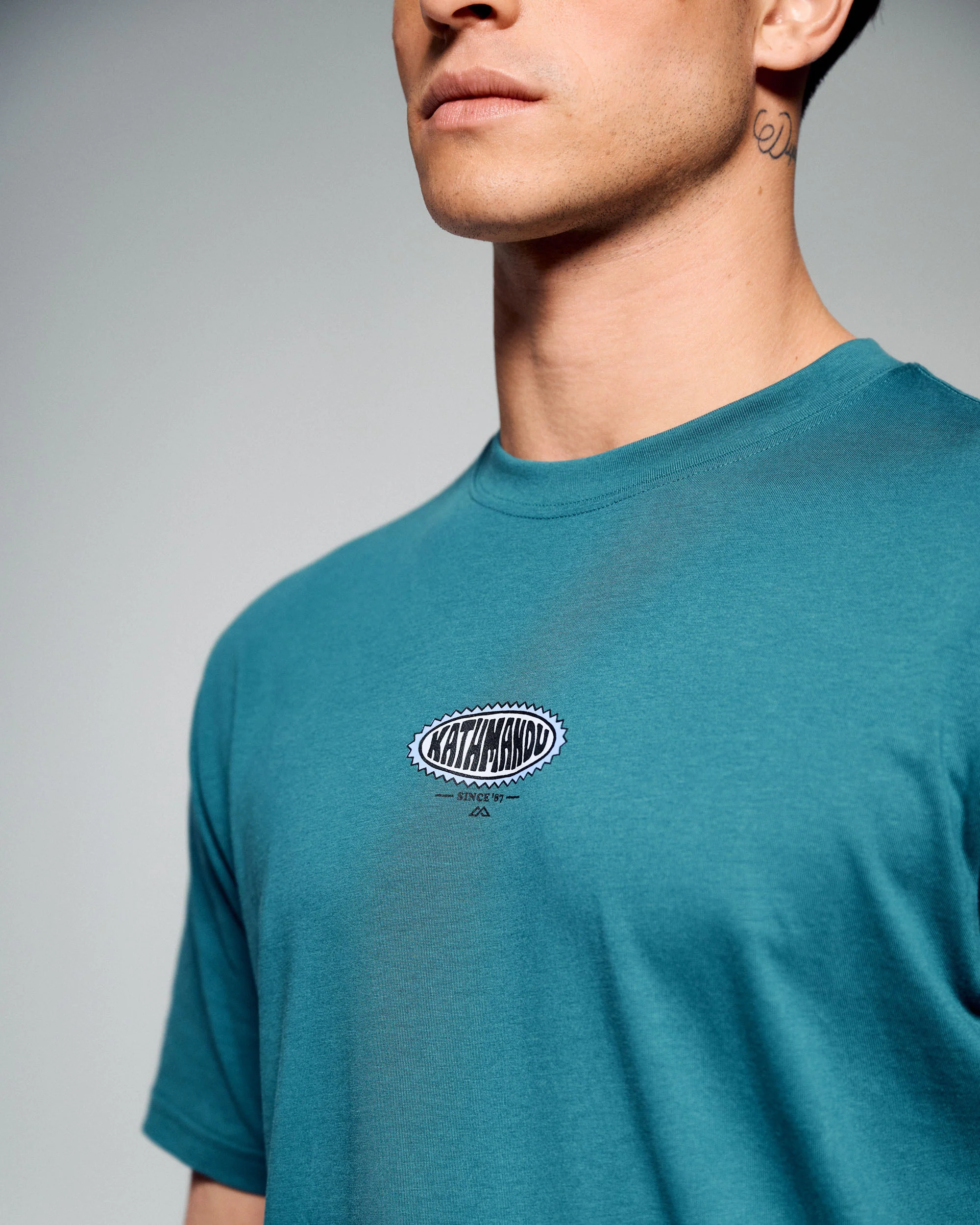 Men's Retro Badge Organic Cotton Tee - Ocean - Image 2