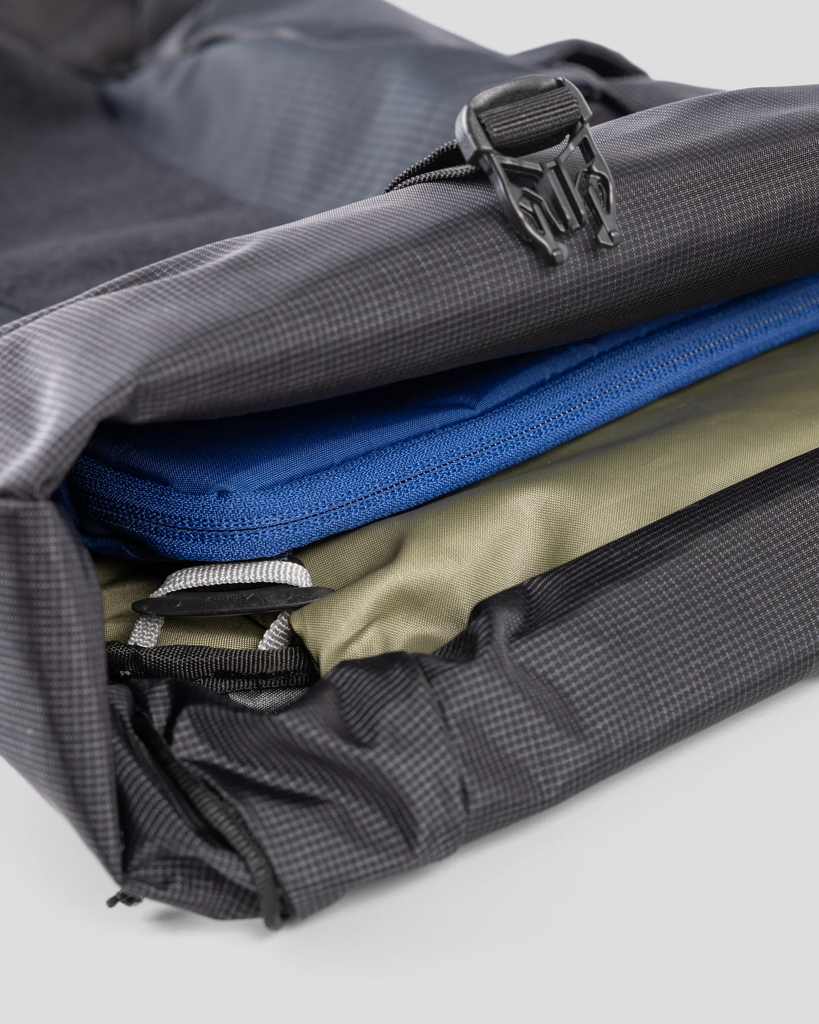 Trailhead Accessory Digi Pouch - Bright Navy/Pure Navy - Image 3