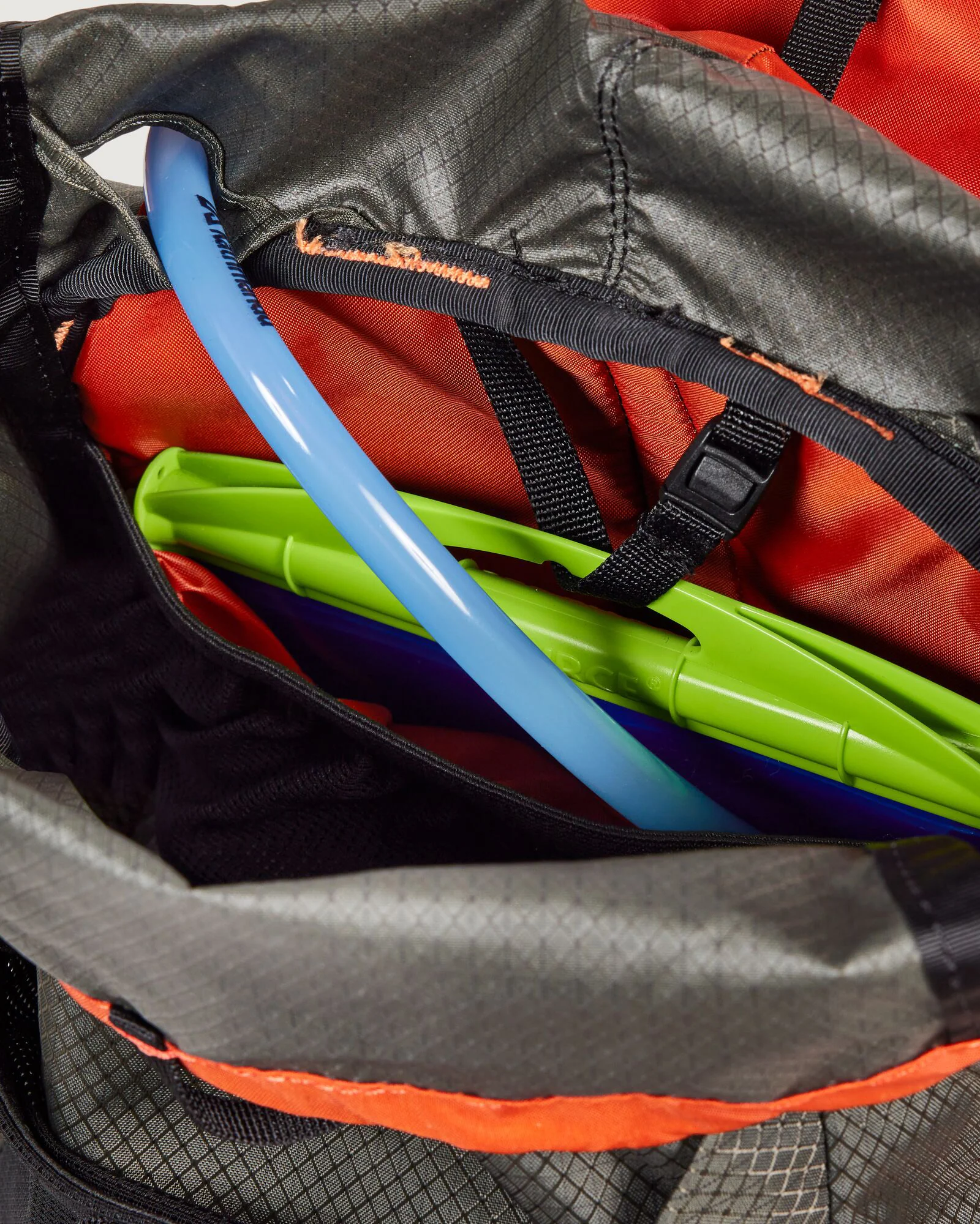 Veos Trail Running Pack - 10L - Dark Moss - Image 3