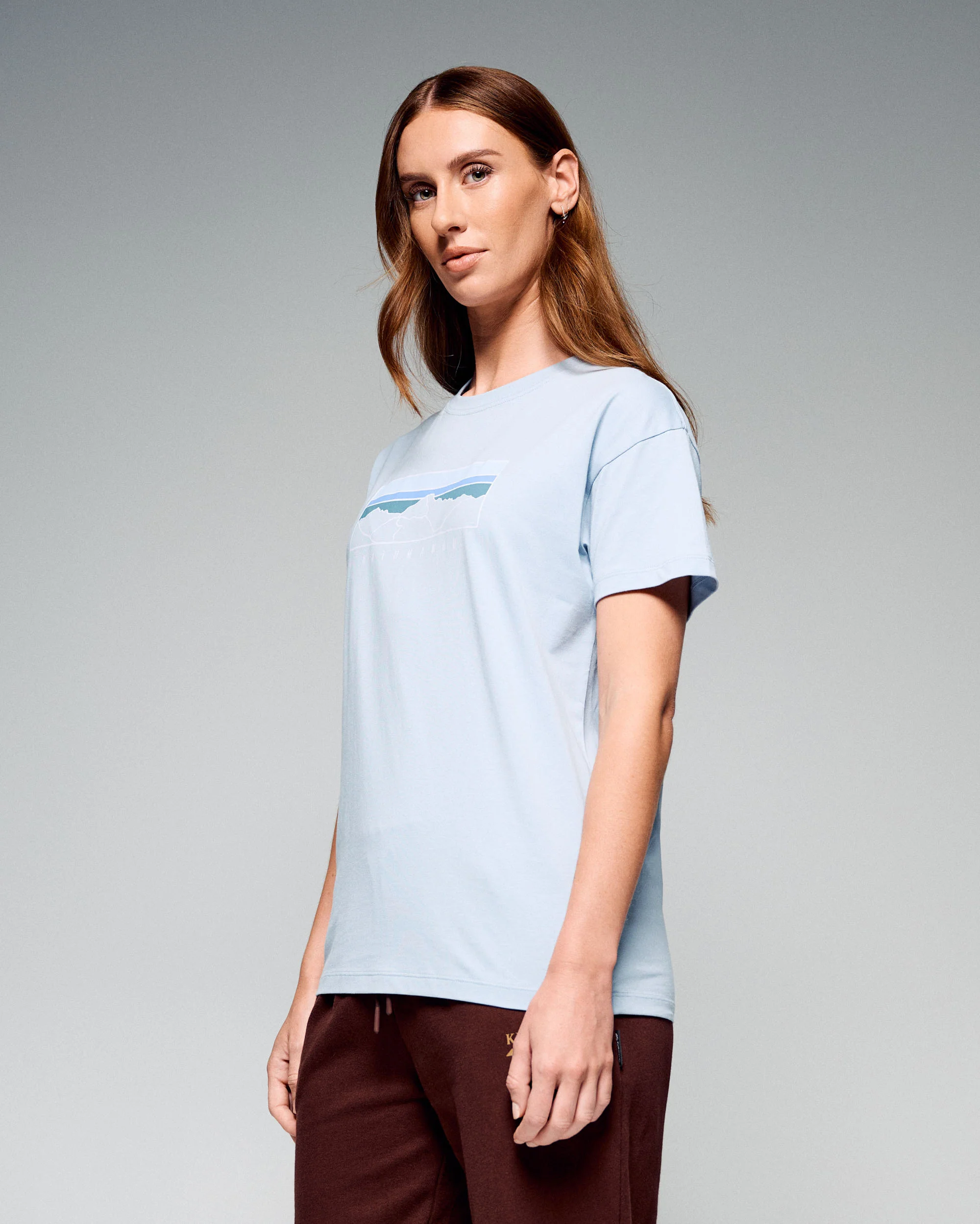 Women's Mountain Sunset Organic Cotton T-shirt - Tech Blue - Image 2